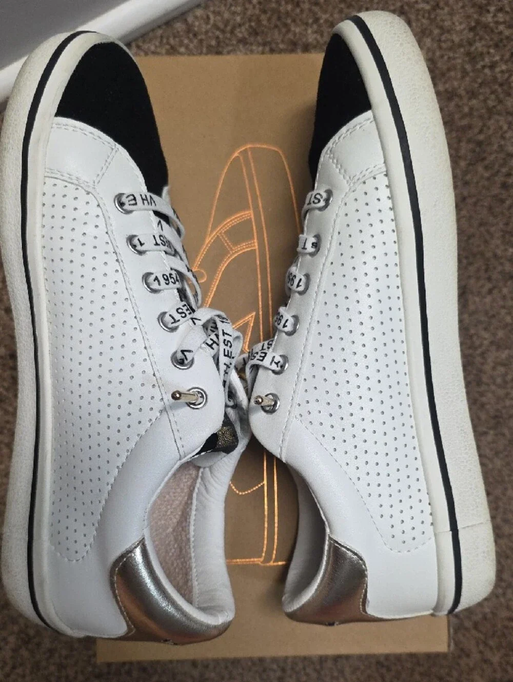 Vintage Havana White and Black Fashion Sneakers - Size 8